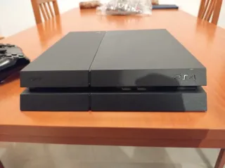 Consola Sony PS4 Negra + Juego