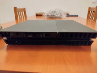 Consola Sony PS4 Negra + Juego