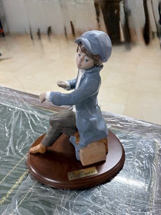 Figura niño sentado con gorra