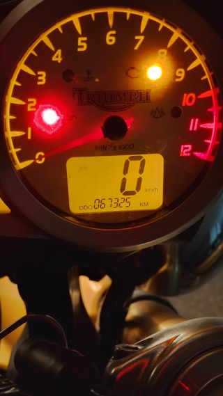 Triumph Speed Triple 1050 Amarilla