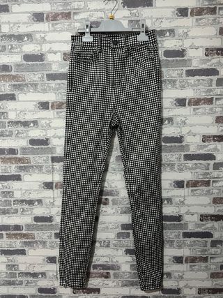 Pantalón pitillo cuadros blanco y negro