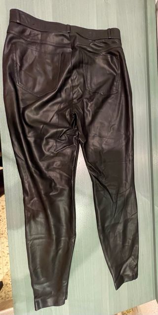 Pantalón efecto piel negro de Zara.