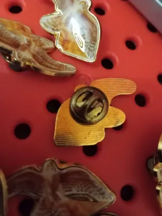 Pin y Llavero Dorado y Rojo