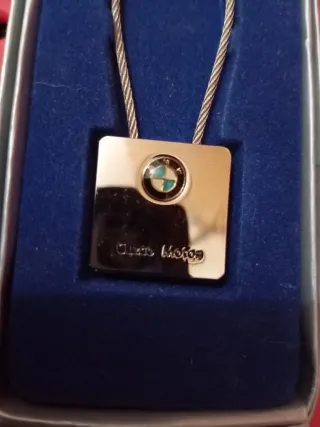 Pin y Llavero Dorado y Rojo