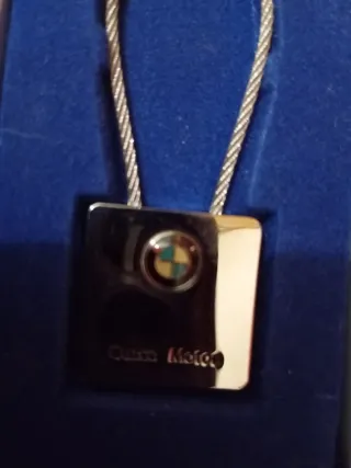 Pin y Llavero Dorado y Rojo