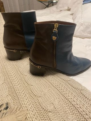 Botines de piel marrones y azules