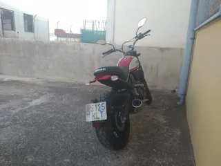 Ducati Scrambler Roja