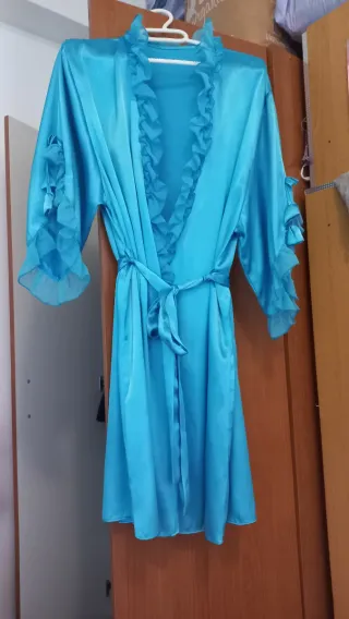 Bata de satén azul con volantes