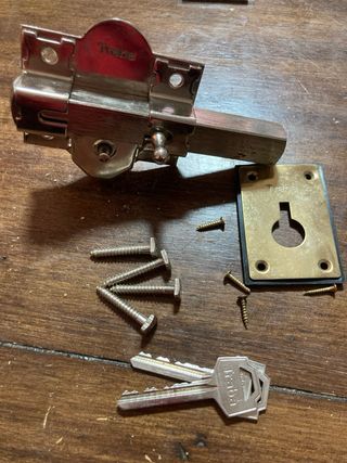 Cerrojo FAC marca Traba con 2 llaves y tornillos