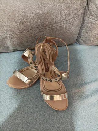 Sandalias doradas y beige