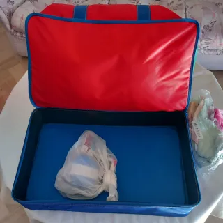 Borsa da viaggio rossa e blu