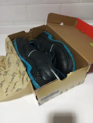 Zapatillas de seguridad negras y azules