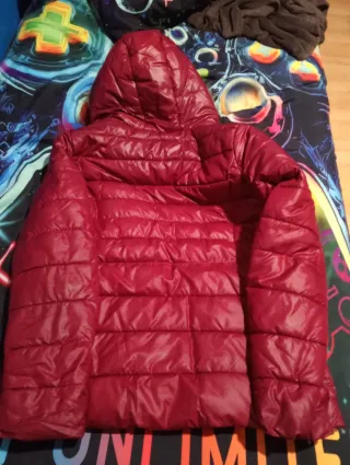 Abrigo acolchado mujer burdeos con capucha