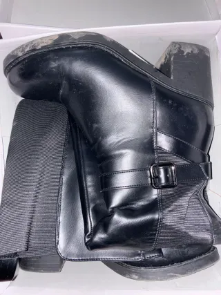 Botas negras con hebilla y plataforma