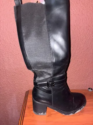 Botas negras con hebilla y plataforma