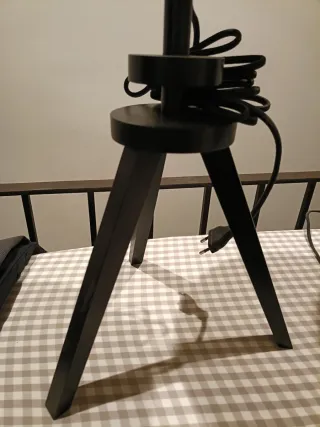 Lámpara de mesa trípode tela y madera