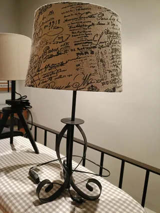 Lámpara de mesa trípode tela y madera