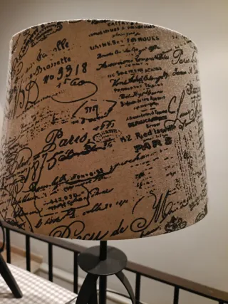 Lámpara de mesa trípode tela y madera