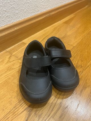 Zapatos negros uniforme nuevos talla 25