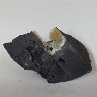 minerali CALCITE SU BASALTO Montalto di Castro,VT