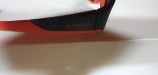 Gafas de sol infantiles gris y naranja de Quechua.