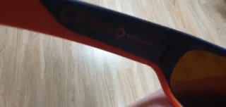 Gafas de sol infantiles gris y naranja de Quechua.