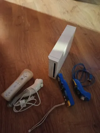 Consola Nintendo Wii con mandos y volante