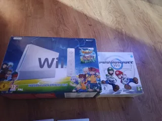 Consola Nintendo Wii con mandos y volante