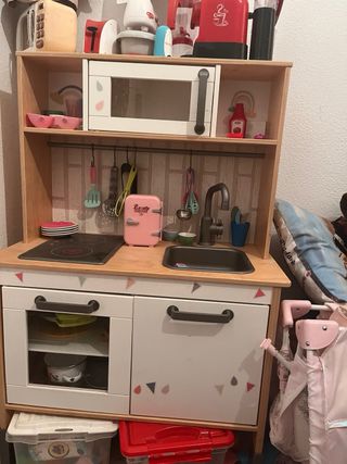 Cocina de juguete con fogones rojos y complementos