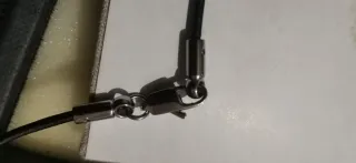 Colgante Lotus Hombre Metal y dorado.