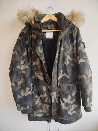 Chaquetón camuflaje Bershka Talla M