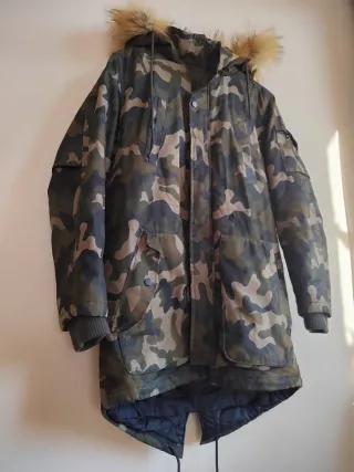 Chaquetón camuflaje Bershka Talla M