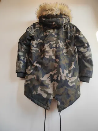 Chaquetón camuflaje Bershka Talla M
