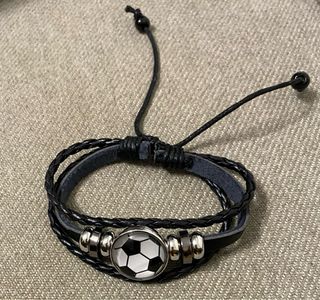 Pulsera estilo cuero con balón de fútbol