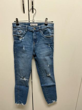 Pantalón vaquero Zara niña desgastado T10