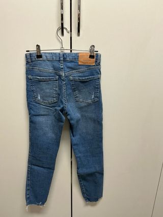 Pantalón vaquero Zara niña desgastado T10