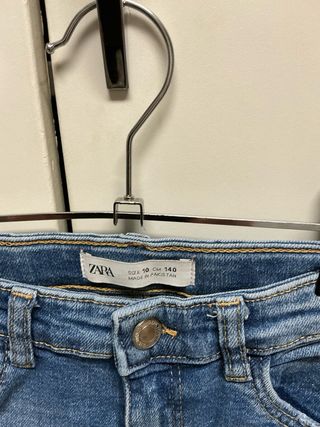 Pantalón vaquero Zara niña desgastado T10