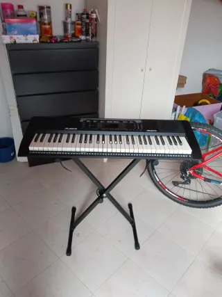 Teclado 61 teclas Alesis