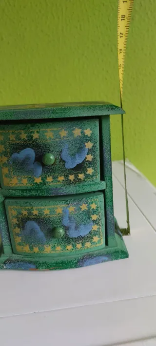 Cajonera de madera decorada