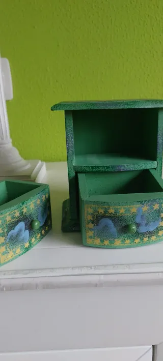 Cajonera de madera decorada