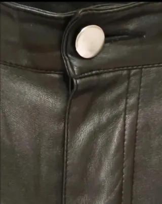 Pantalón efecto cuero Wide Leg Stradivarius