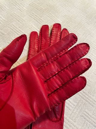 Guantes de piel rojos con hebilla