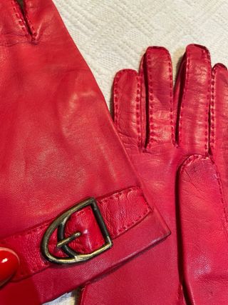Guantes de piel rojos con hebilla