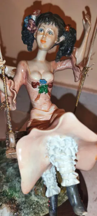 Scultura dipinta a mano raffigurante 2 innamorati