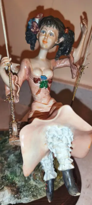 Scultura dipinta a mano raffigurante 2 innamorati