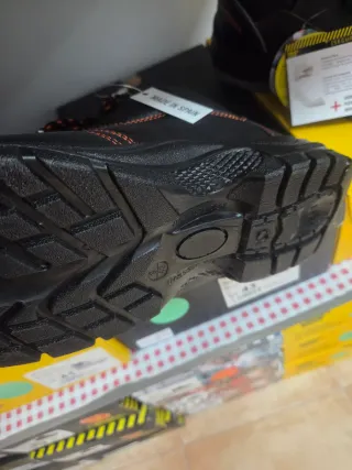 Zapatilla Montofri Negra y Naranja