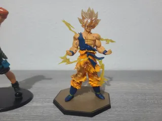 Figura Goku Super Saiyan y ace one piece