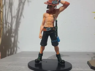 Figura Goku Super Saiyan y ace one piece