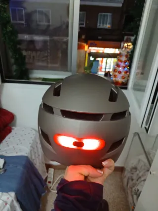 Casco Bici Gris con Luces Rojas Graduables .