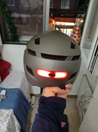 Casco Bici Gris con Luces Rojas Graduables .